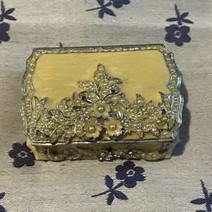 Nikky trinket box with floral detail
